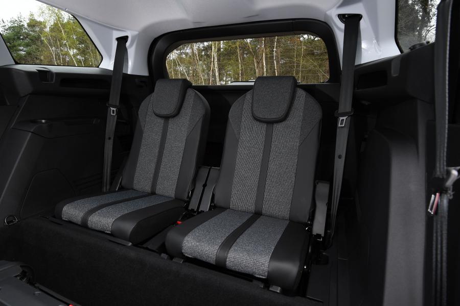 Интерьер Peugeot 5008 2017 года  (UK) (фото 4 из 16)